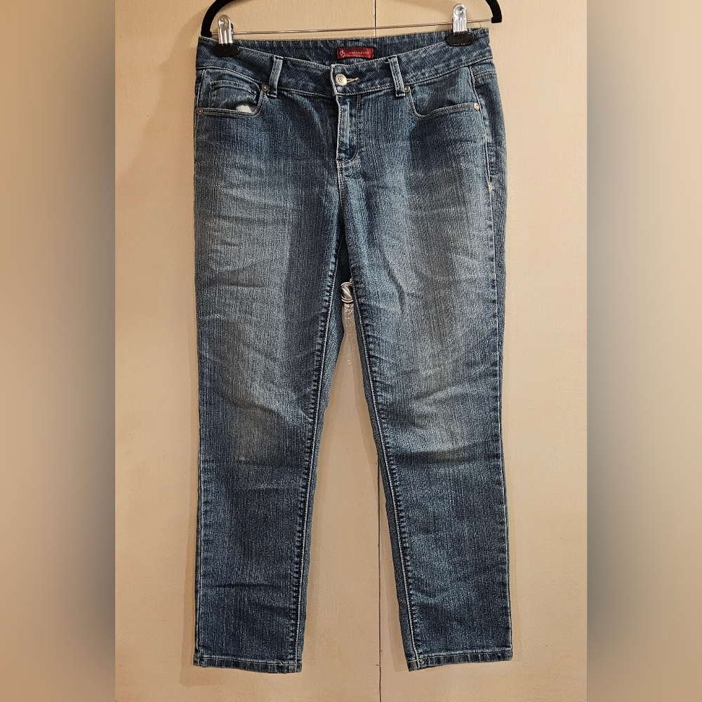 DB Women’s Jeans – Size 6 – Medium Wash with Embroidered Flap Back Pockets